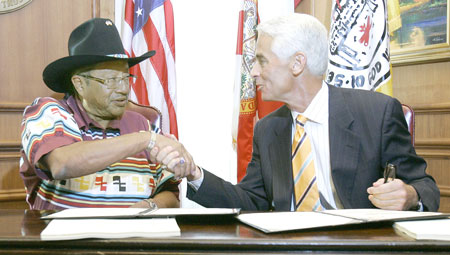 Seminole Tribal Council Chairman Mitchell Cypress and Governor Crist make Deal