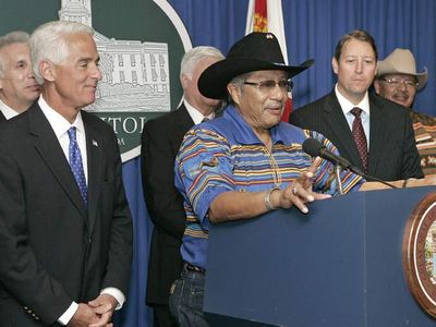 Seminole Tribal Council Chairman Mitchell Cypress and Governor Crist, Senator Dennis Jones and Rep. Bill Galvano Announce New Pact