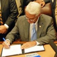 Governor Charlie Crist Signs 2008 Condo Bill