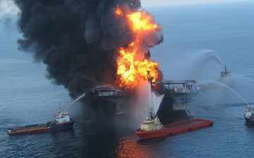 Fire teams combat Deepwater Horizon firestorm