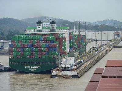 Panamax vessel enters lock